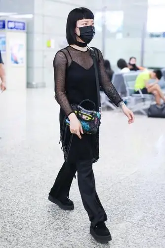 吴莫愁穿黑色吊带连身装配透视罩衫,欧美风穿搭新潮大胆