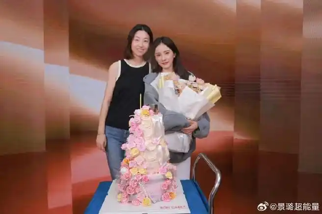 四张合影了,景点打卡点hh不知道还有没有了～#杨幂