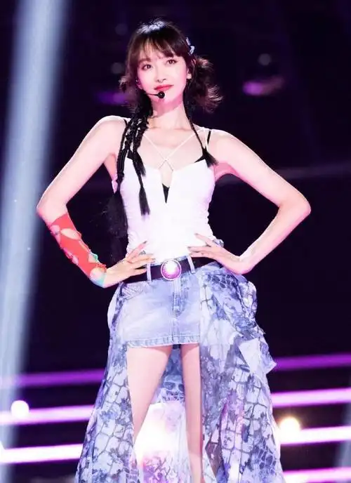 正是宋茜这股不服输的劲,让她带领着组合在一众韩国女团中杀出一条专