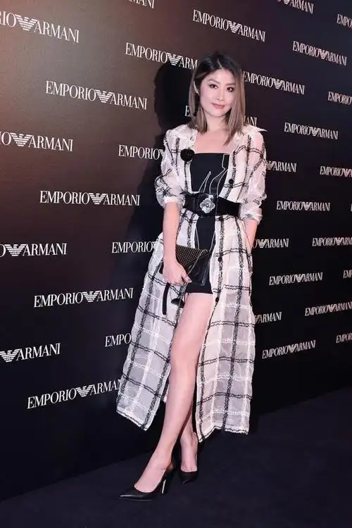 陈慧琳彻底翻车紧身裙领口非要剪成x型被勒出的腰臀比抢镜了