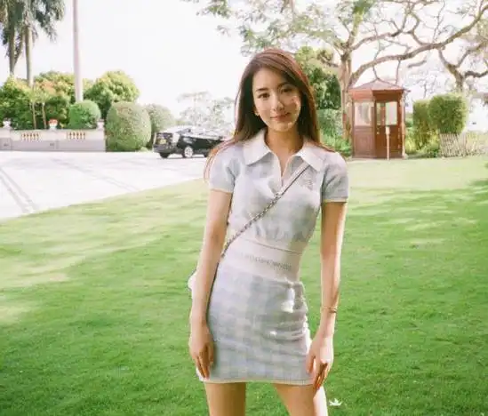 天王嫂方媛扮嫩穿短裙露脐装秀骨感美少女身材不像三十岁