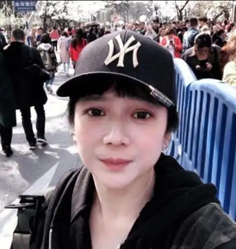 但曾哲贞在21岁时就毅然放弃了演艺工作嫁给大她九岁的林瑞阳,婚后为