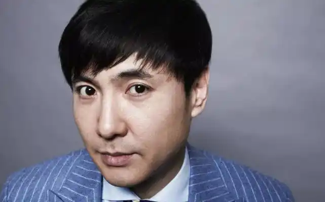 原创长在笑点上的男人军艺校草沈腾帮贾玲拍你好李焕英成百亿影帝