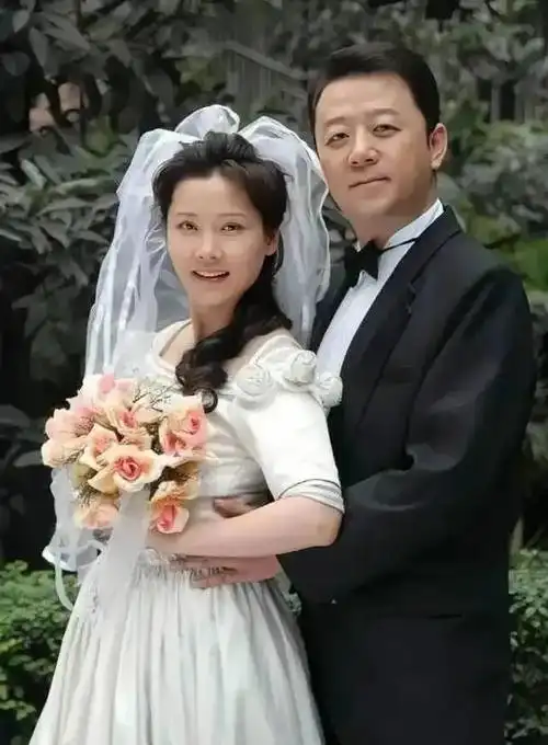 何赛飞也调皮捣蛋了拍婚纱照扮斗鸡眼女神变女神经