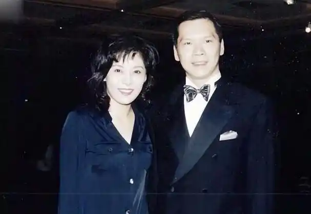 近日,向太在个人社交平台上,突然晒出了一组自己年轻时的旧照.