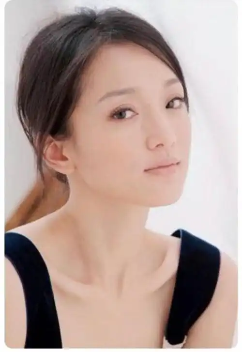 48 岁周迅惊艳现身!皮肤白嫩零皱纹似冻龄,她凭什么