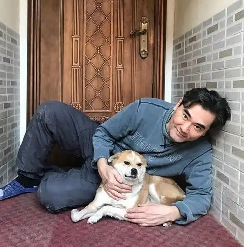 赵文瑄晒出自己的豪宅,把屋顶改造成荷花池,如今的生活悠然自得