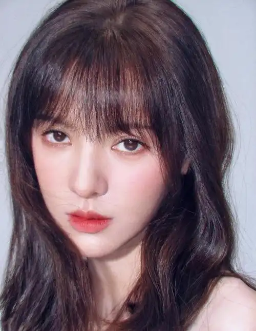 张予曦性感抹胸上衣搭配白色小外套 清纯又诱惑