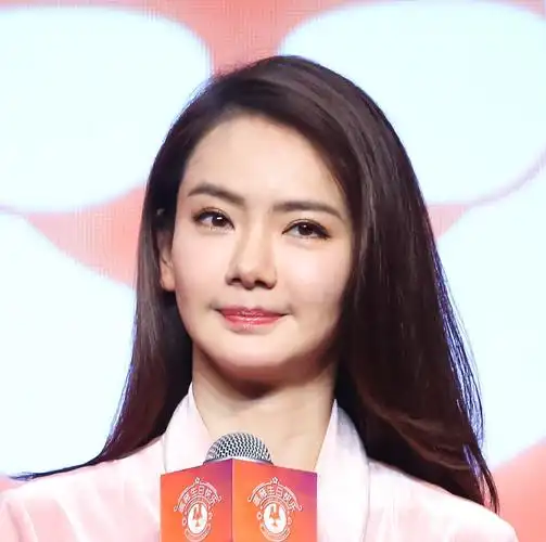 1/ 12 戚薇的脸型本来就很小,加上蓬松的偏分造型,太美了.