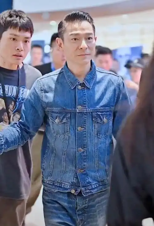 刘德华告诉你:发型一丝不苟,裤子短一截,到老也不油腻|胡子|炸毛|理发