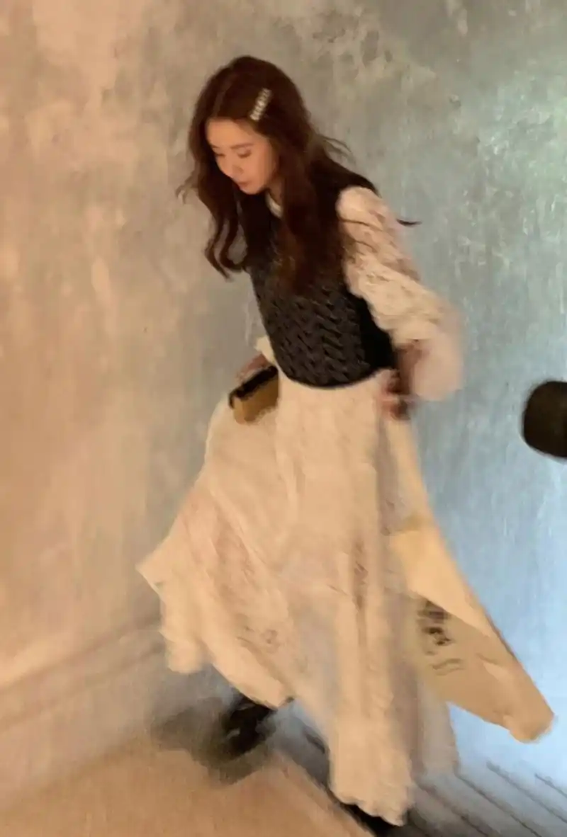 张子萱晒自拍,她一米七多的身高太优越了,穿平底靴子就能撑起长裙