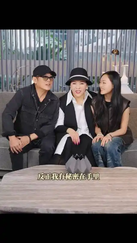 向太骨折李连杰携女儿看望