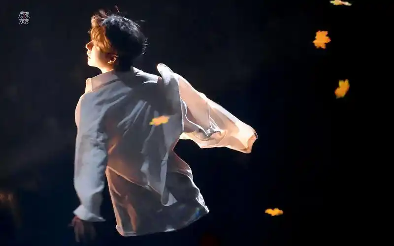 我永远会为跳舞的王一博心动.他真的在发光,简直绝美!神的孩子在跳舞!