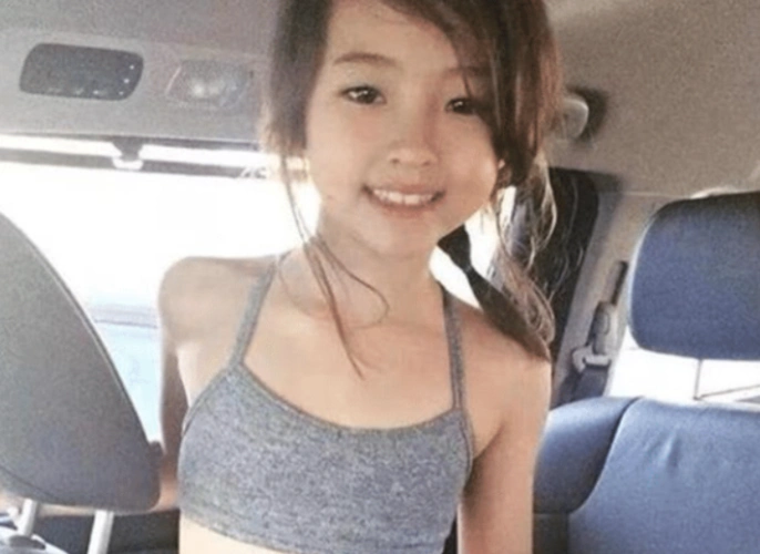 "早熟女孩"火了,10岁年龄20岁的脸,网友:性教育令人堪忧__凤凰网