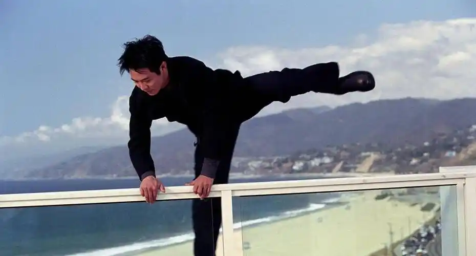 李连杰主演好莱坞电影,功夫皇帝单挑全世界,老外都给打蒙了