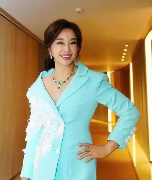 68岁刘晓庆晒视频,镜头下变"蛇精脸",化浓妆像戴面具_年龄_中国_电影