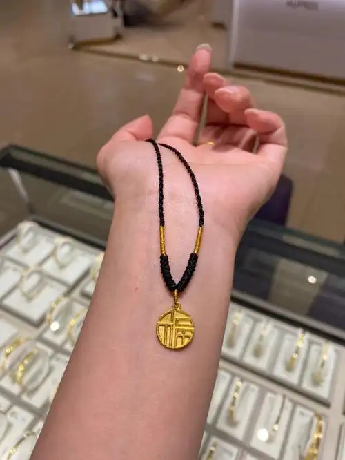 看样要靠手艺吃饭了周大福双面福牌吊坠