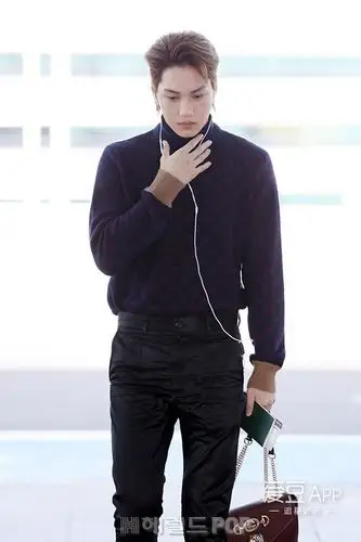 kai二度受邀出席guccishow精致装扮现身仁川机场