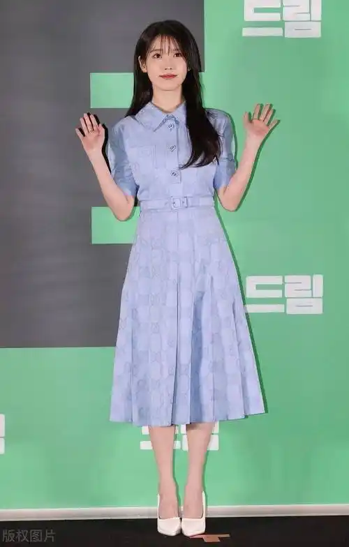 iu李知恩身穿蓝色娃娃领连衣裙 白色高跟鞋甜美清爽