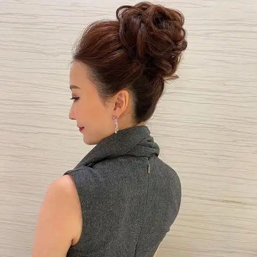 女人到了50多岁,一般喜欢优雅一点的发型,扎发可以说是最适合的.