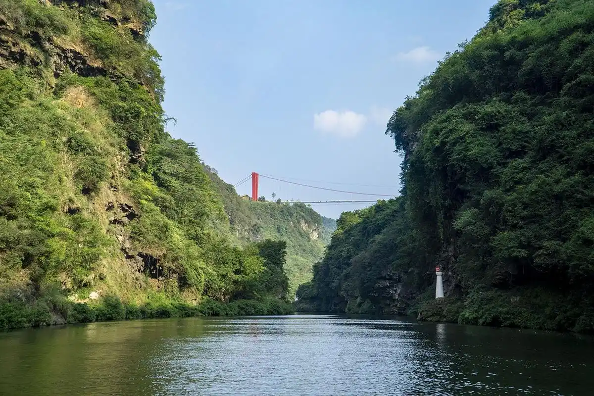 该景区拥有得天独厚的自然风光,以"峡"为主题的自然景观独具