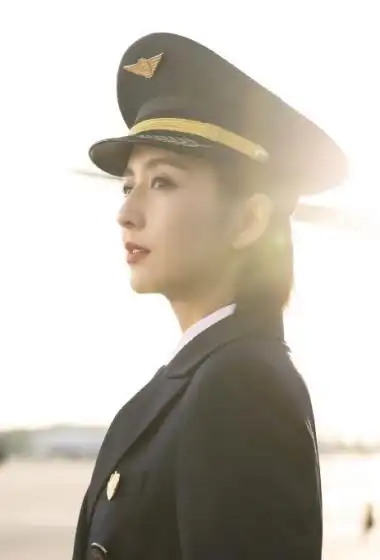 佟丽娅爱的厘米机长制服造型图片46