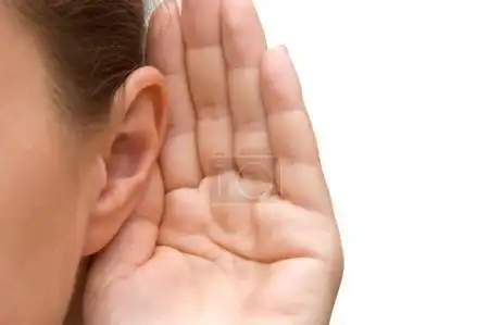 名称:女孩用她的手上一只耳朵听