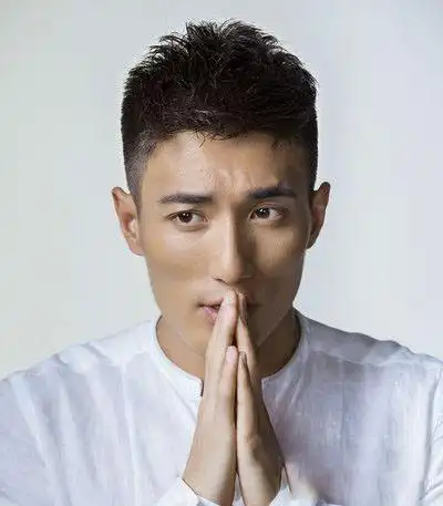 不适合在梳过于可爱呆萌的短发发型,秋天职场男士将一头乌黑短发修剪