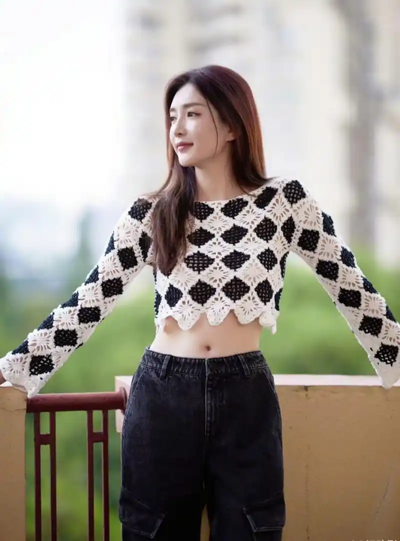 江疏影分享八月存货美照,身材匀称上镜效果特别好,她不像别的女明星