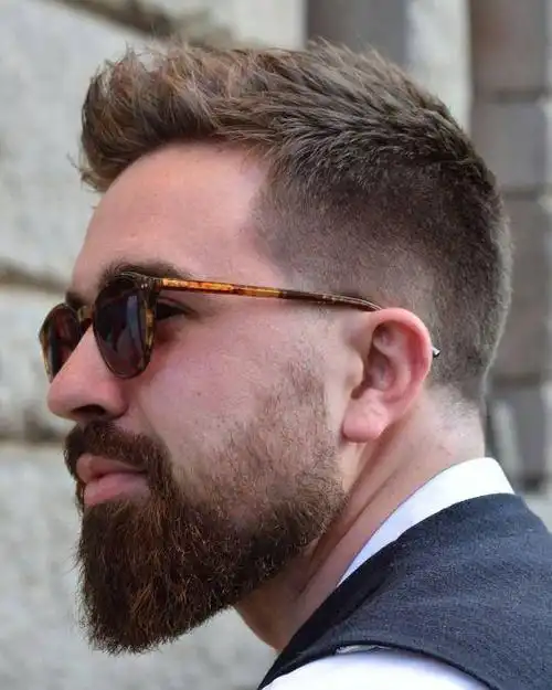 这款发型需要将头顶的头发留长,向前梳理并翘起,形成类似飞机机