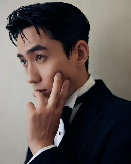 朱一龙上影节出发图故事感