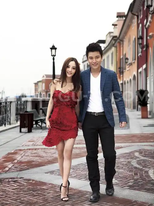 李小璐贾乃亮外景写真甜蜜恩爱小夫妻