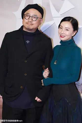 陶虹和老公走红毯48岁容貌身材仍在线徐峥大头戴贝雷帽好可爱