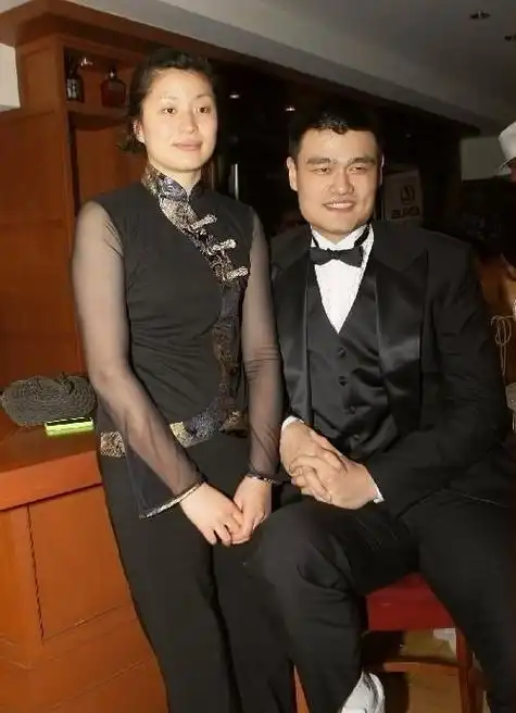 身高2米26重400斤的姚明妻子叶莉表示压力很大但很幸福