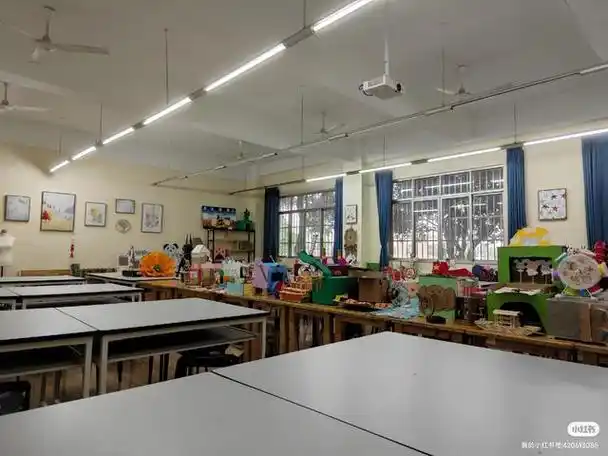 四川托普学院学前教育的手工课教室,宽敞干净的两张大桌子拼在一起