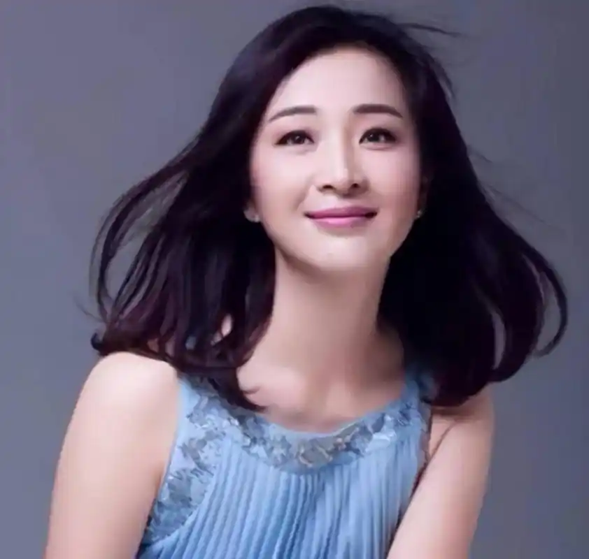 万给第二任妻子王海燕买了别墅和豪车,但他前妻杜琤却生活十分凄苦,有