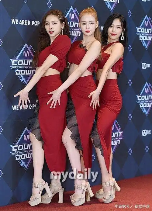 女团camila齐穿红裙秀美腿让人眼前一亮