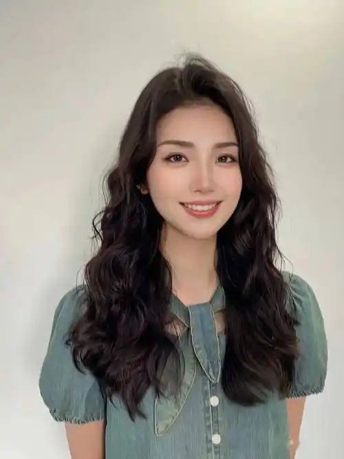 中长发烫发通过打造轻柔的波浪,让你的发型更加有层次感.