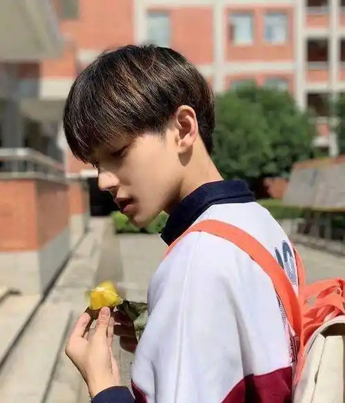 00后理发只会说"两边剪短"?4款时尚帅气的男士发型_显得_短发_头发