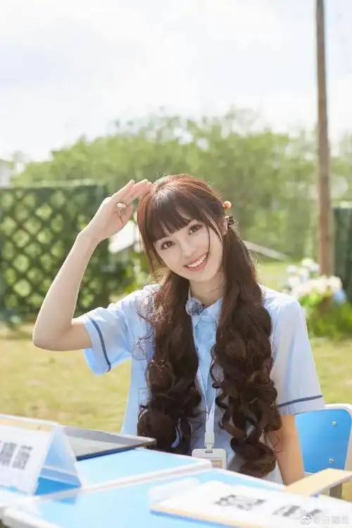 田曦薇身穿学生装青春可爱,秒变女高,小田真的太甜了