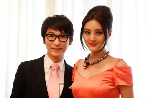 甘露优雅华服现身周年庆典 分享穿衣时尚秘籍