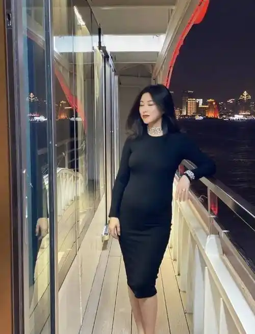 的"孕妇装",在穿搭上,真的不能有太过的条条框框,虽然孕妇的大肚子,让