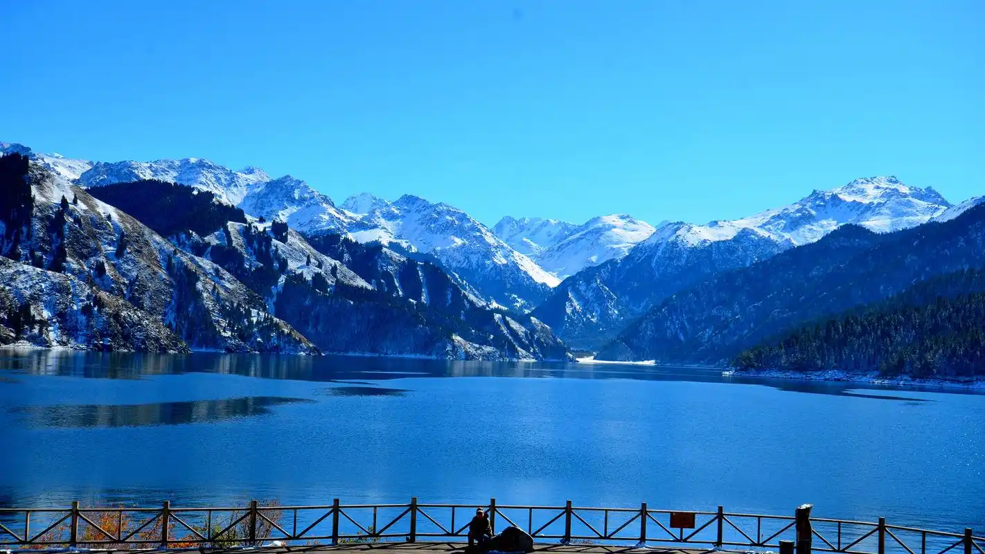 新疆天山天池风景摄影高清宽屏桌面壁纸
