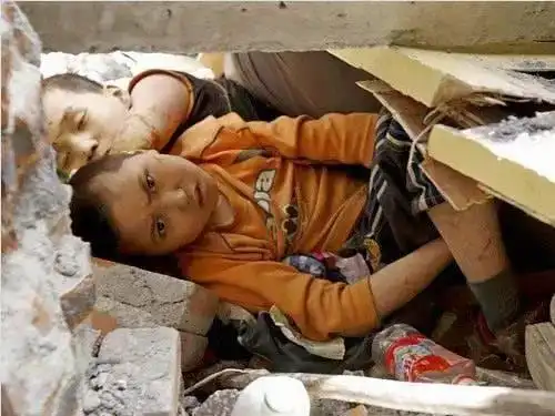 你可还记得,这99张曾让我们泪流满面的照片-汶川地震十周年-新闻中心