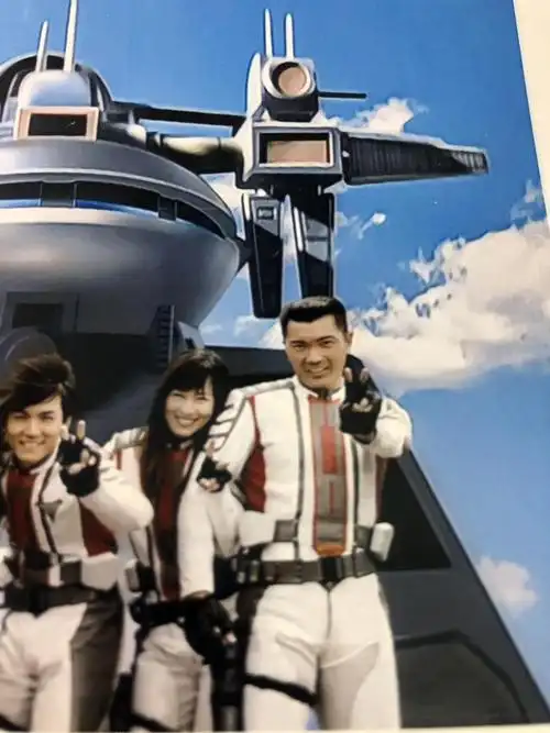 迪迦奥特曼胜利队合影迪迦奥特曼纪念照胜利队合影高清版带相框乳白色