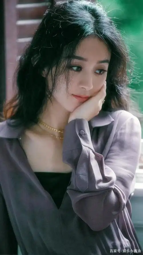 赵丽颖最新杂志造型美出天际,这姑娘的侧颜和高鼻梁太完美了!