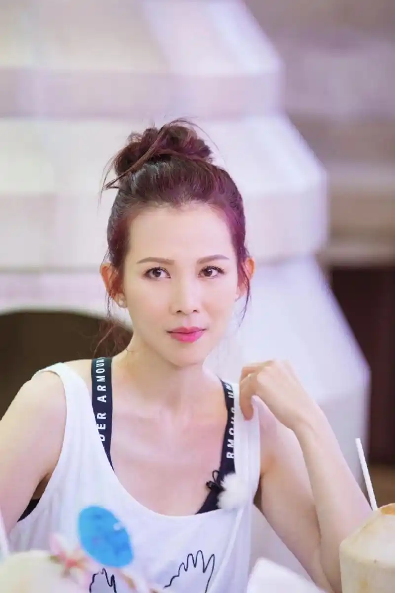 蔡少芬真是见过世面的女人红色羽毛礼帽优雅复古真有名媛范