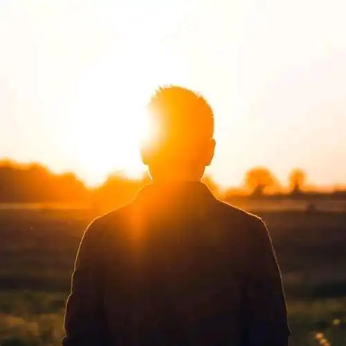 有哪些男士的背影图片可以当头像的黑色的,冷酷的那种_微信微信动态