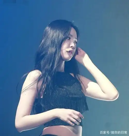 运动风女神孙娜恩,"蚂蚁腰"太吸睛,这身材不愧是"南韩名品"