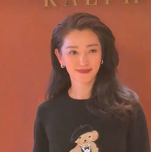 谈小16岁男友,为公益"献身",已经51岁的李冰冰仍然不服老!